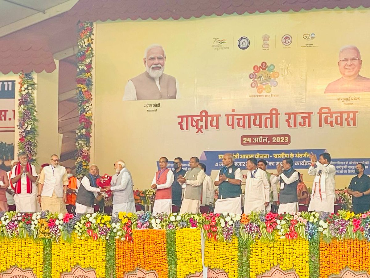 GaneshSingh_in's tweet photo. आज एस.ए.एफ. ग्राउंड रीवा में #राष्ट्रीय_पंचायती_राज_दिवस के अवसर पर आयोजित कार्यक्रम में आदरणीय प्रधानमंत्री श्री @narendramodi जी की उपस्थिति में विंध्य सहित मध्यप्रदेश को मिली अनेकों सौगातें. 

धन्यवाद प्रधानमंत्री जी🙏

@GovernorMP @girirajsinghbjp @Janardan_BJP @rshuklabjp https://t.co/XGcSdtzOZK
