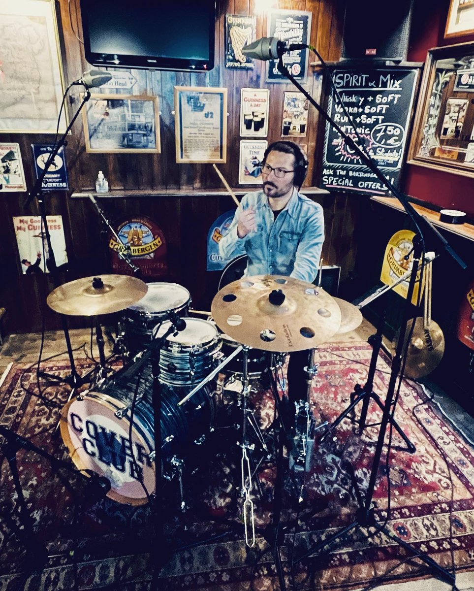apporrecordings's tweet photo. Très belle session d’enregistrement la semaine dernière avec Matthieu Gourlay. Le studio s’est déplacé au célèbre Johnny Walsh, dans le vieux Lyon. Le travail continue ces prochains jours avec le mixage. A suivre… 
#enregistrement #studiodenregistrement #lyon #studiomobile https://t.co/W5HwWIMQSr