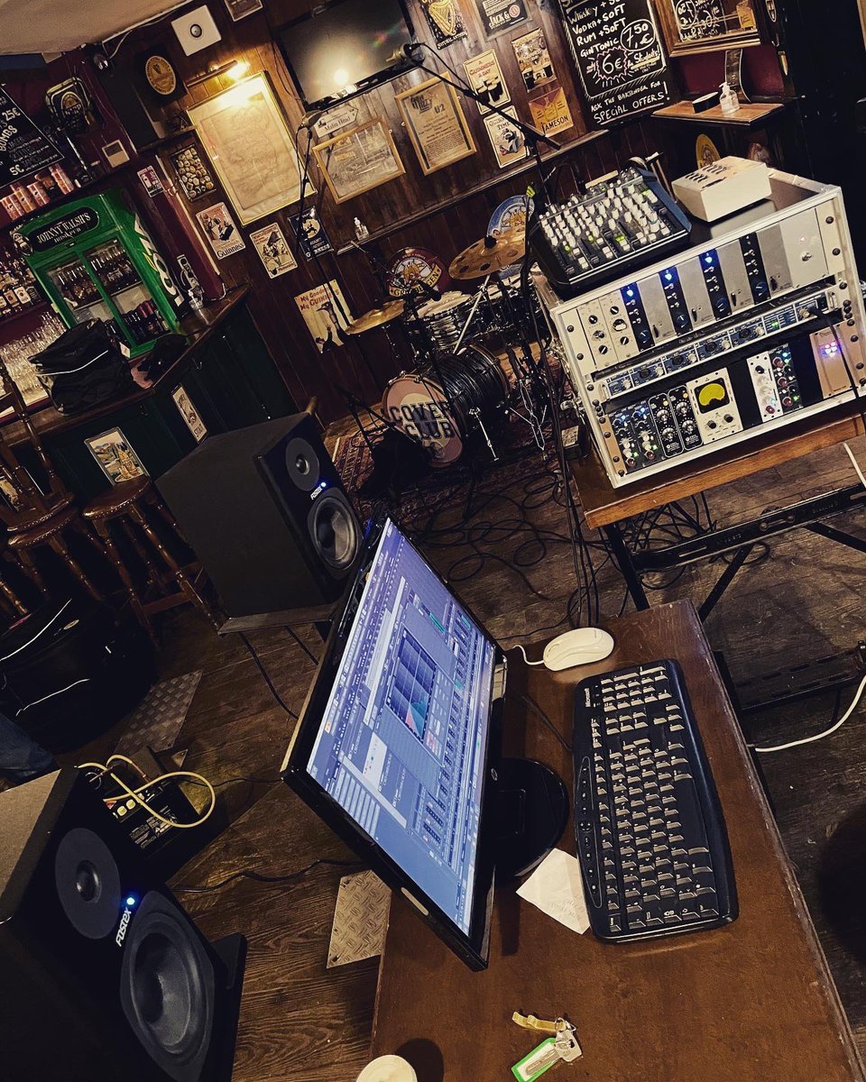 apporrecordings's tweet photo. Très belle session d’enregistrement la semaine dernière avec Matthieu Gourlay. Le studio s’est déplacé au célèbre Johnny Walsh, dans le vieux Lyon. Le travail continue ces prochains jours avec le mixage. A suivre… 
#enregistrement #studiodenregistrement #lyon #studiomobile https://t.co/W5HwWIMQSr