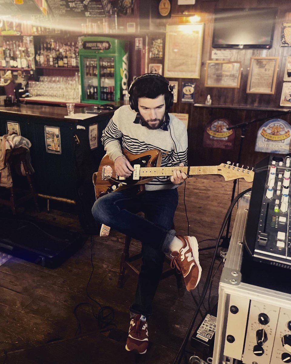 apporrecordings's tweet photo. Très belle session d’enregistrement la semaine dernière avec Matthieu Gourlay. Le studio s’est déplacé au célèbre Johnny Walsh, dans le vieux Lyon. Le travail continue ces prochains jours avec le mixage. A suivre… 
#enregistrement #studiodenregistrement #lyon #studiomobile https://t.co/W5HwWIMQSr