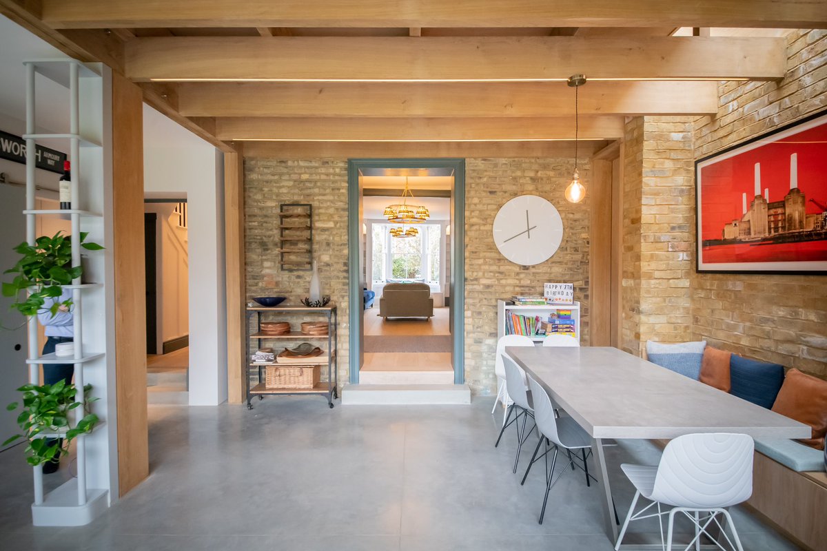Formachat's tweet image. Kiln dried oak is not the obvious choice for the structural frame when designing a rear extension, however, it was used to great effect by the Designers on our Victorian house refurbishment project in Putney as these pictures demonstrate.

#concrete #oak #interiordesign