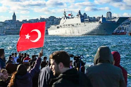Hispanatolia's tweet image. El primer #portaaviones #turco parte de Estambul. El TCG #Anadolu partió el domingo de #Estambul rumbo hacia el #MarNegro. #Erdogan ha anunciado que #Turquia construirá un #barco aún más grande para su #ejercito.
hispanatolia.com/seccion/2/id_c…
