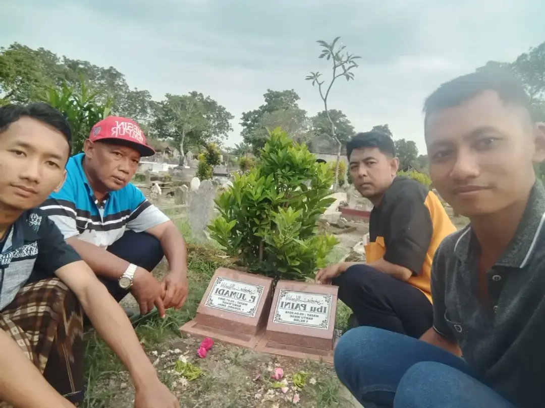 arnoaulia's tweet photo. Bersama dengan Keluarga dari Surabaya

#HappyIed
#1444Hijriyyah
#ZiarahMakam https://t.co/mD3rNe4QKr