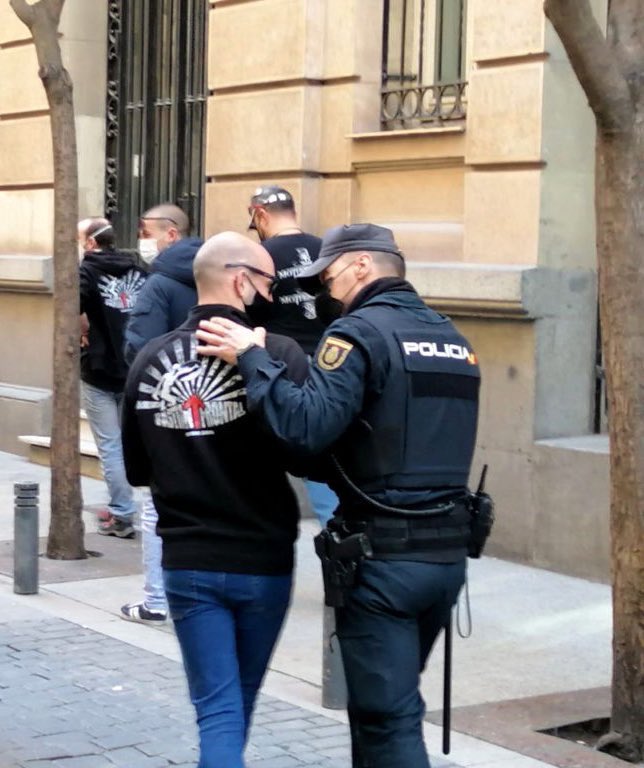 FonsiLoaiza's tweet photo. Quiéreme como la policía quiere a los nazis. https://t.co/z6obyk1hYu