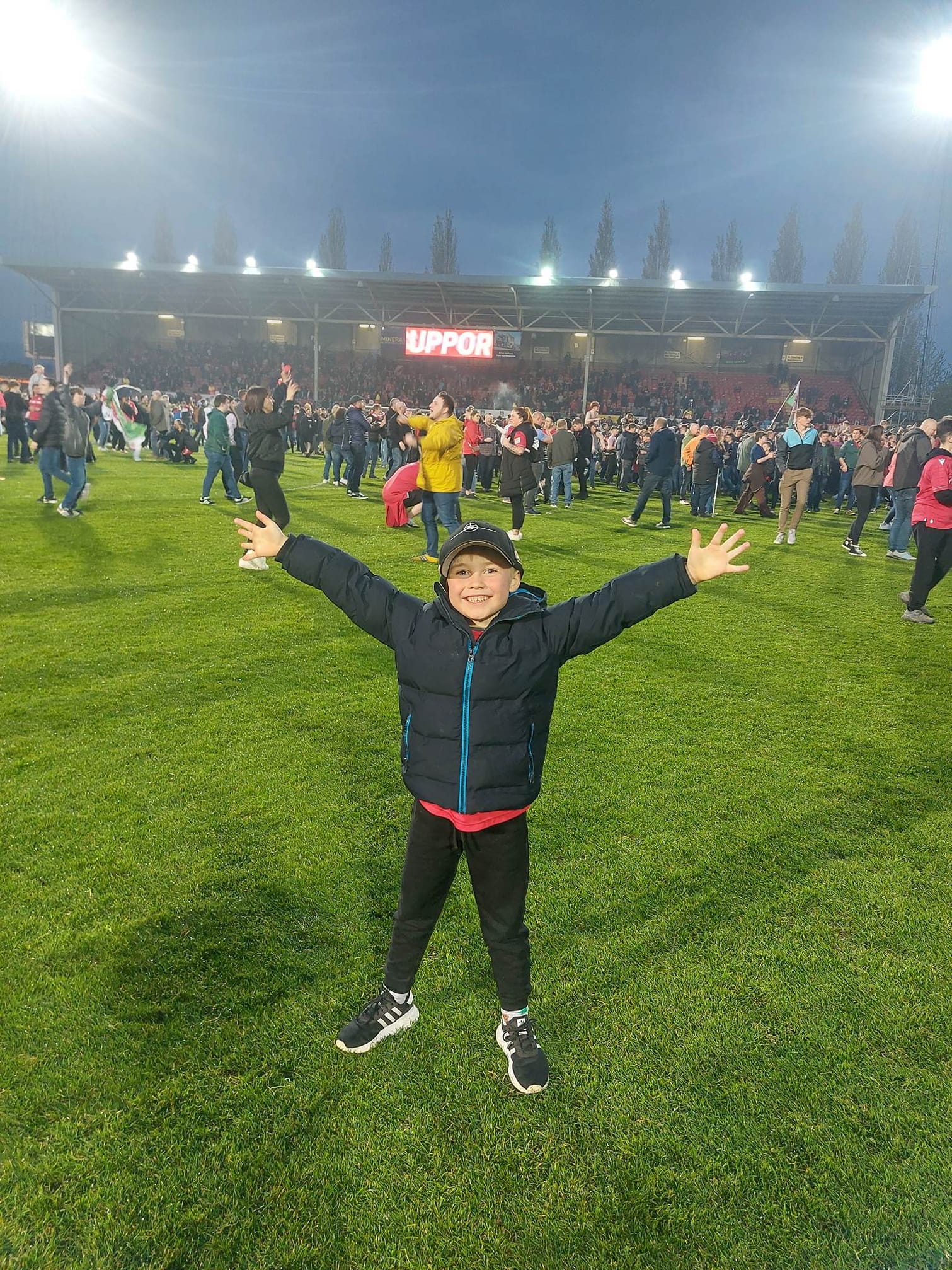 3 pic. So many of our team were lucky enough to see @Wrexham_AFC's big win in person this weekend - what a day 😍 COYR ❤️🤍⚽️ #upthetown #champions #WxmAFC https://t.co/koamPjsL59