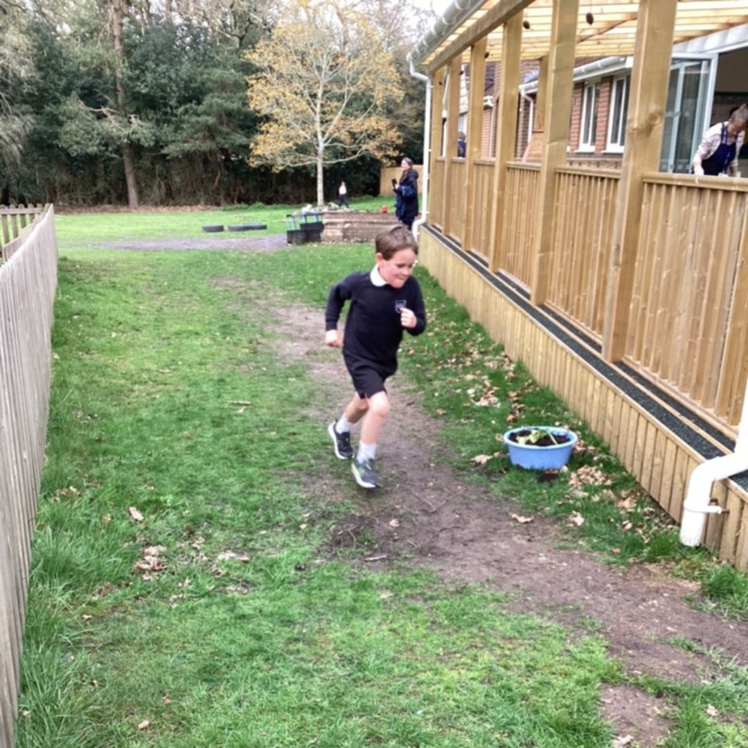 HorrisHill's tweet photo. Our Lower School children took part in the mile-long #MiniLondonMarathon around the school's beautiful grounds as part of a Guinness World Record challenge. The determination and encouragement was wonderful to see. #weruntogether #hampshireschools #berkshire #independentprep https://t.co/auXsTQWnPU