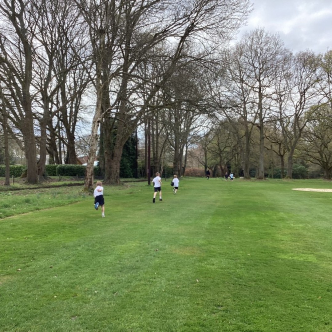 HorrisHill's tweet photo. Our Lower School children took part in the mile-long #MiniLondonMarathon around the school's beautiful grounds as part of a Guinness World Record challenge. The determination and encouragement was wonderful to see. #weruntogether #hampshireschools #berkshire #independentprep https://t.co/auXsTQWnPU