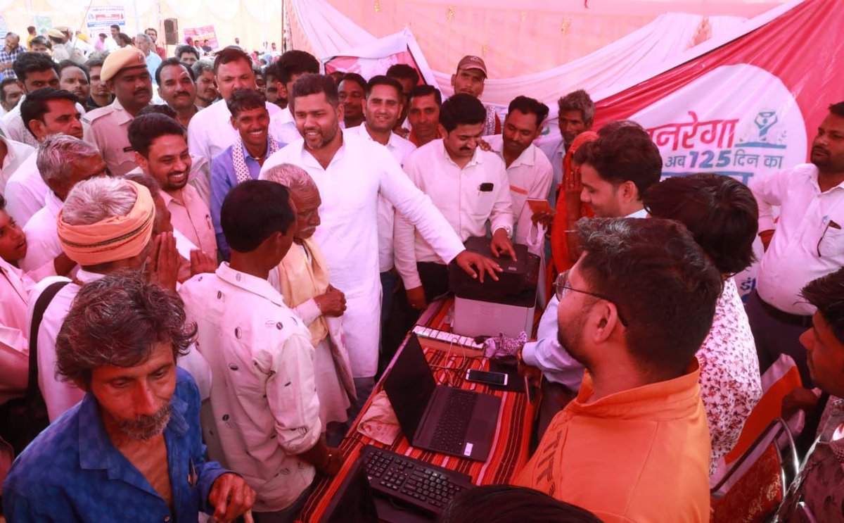 AshokChandnaINC's tweet photo. "कमरतोड़ मंहगाई से मिलेगी निज़ात
महंगाई राहत कैंप का हो गया आगाज़" 

बड़गांव, हिण्डोली में "महंगाई राहत कैम्प" का अवलोकन किया l #MehngaiRahatCamp #Hindoli #Bundi #Rajasthan https://t.co/MawY4Tv7GI