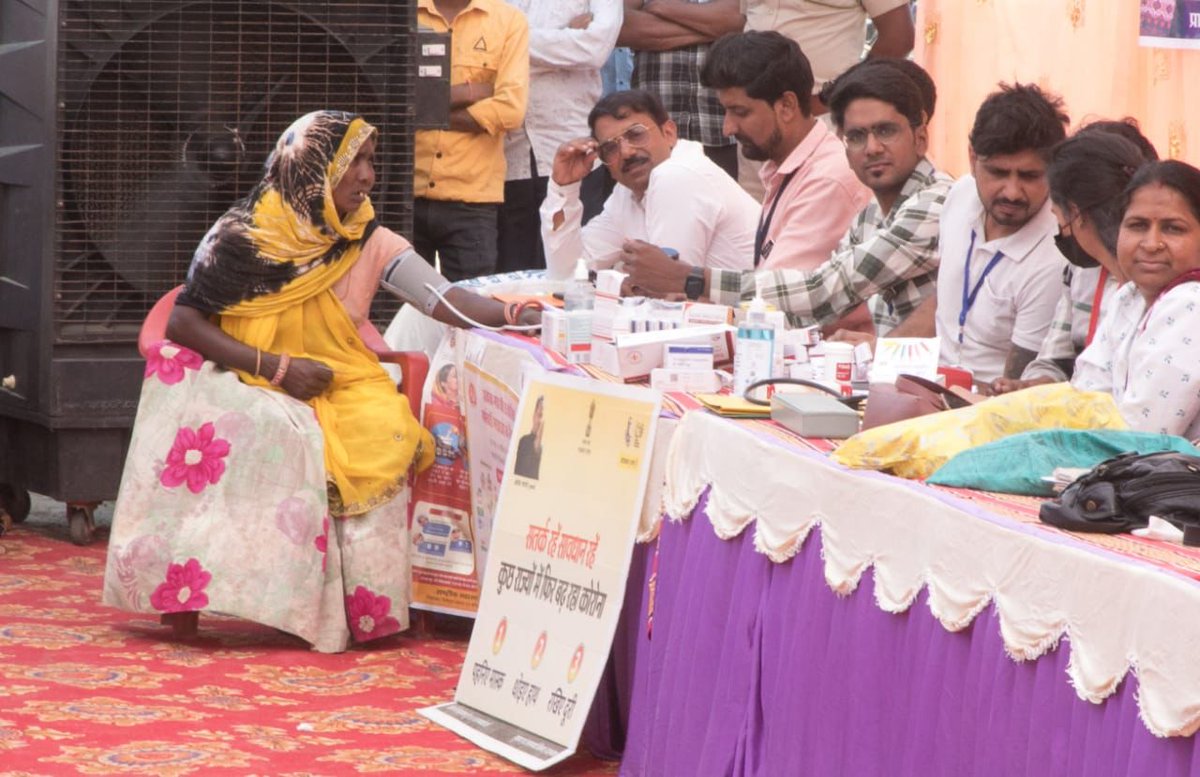 AshokChandnaINC's tweet photo. "कमरतोड़ मंहगाई से मिलेगी निज़ात
महंगाई राहत कैंप का हो गया आगाज़" 

बड़गांव, हिण्डोली में "महंगाई राहत कैम्प" का अवलोकन किया l #MehngaiRahatCamp #Hindoli #Bundi #Rajasthan https://t.co/MawY4Tv7GI