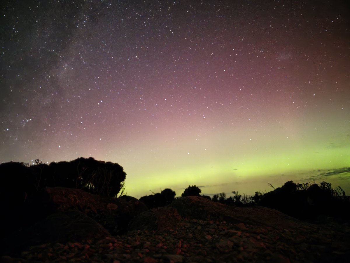 Grateful, amazed, in awe. Thank you God. #stars #aurora #kunanyi #mtwellington #Tasmania #beautiful #thankyouGod #nature #spiritual #cold #beams #red #pink #green