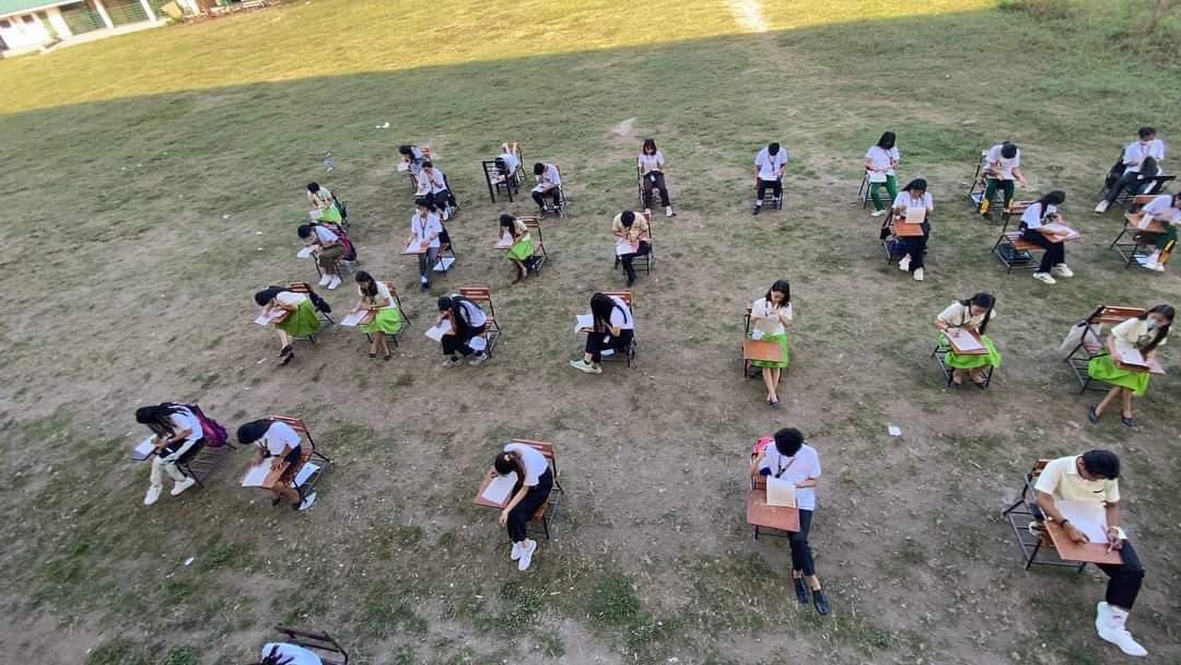 Philippine_live's tweet photo. بسبب الطقس الحار عقد قسم من طلاب مدرسة لوتوكان الثانوية الوطنية المتكاملة في ساريايا ، كيسون امتحانهم في الساحة المفتوحة بمباني مدرستهم https://t.co/ot8xuwdGVz