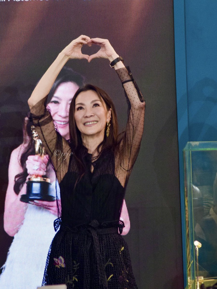 wudeva_'s tweet photo. just #michelleyeoh sending you lovesss🫶🏻 https://t.co/5yE6KPC9Vn