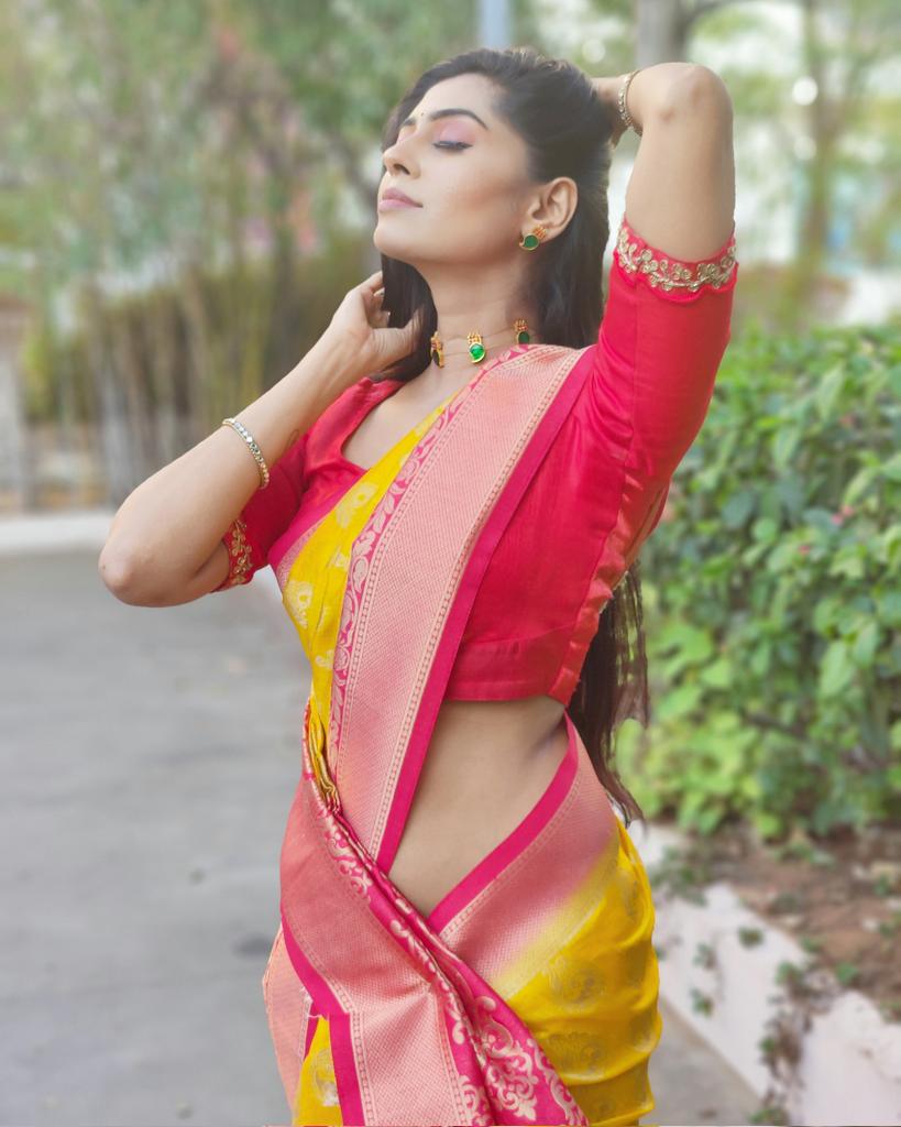 Gkuhasini's tweet photo. Set it on fire with saree 
#kuhasini
#saree #actress https://t.co/CrFm2ZDjsx
