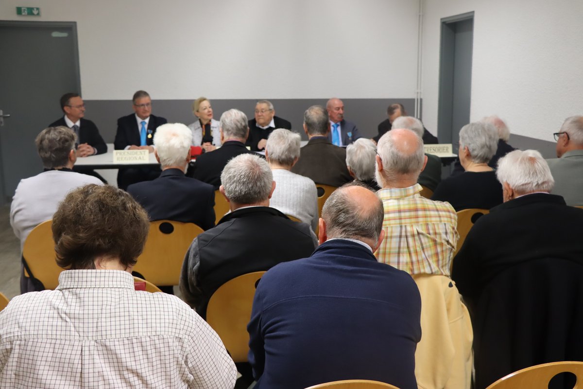 Prefet03's tweet photo. #Distinction #JeunesseEtSports 🎖
A l’invitation du président Jacques Corriez, Pascale Trimbach @Prefet03 🇫🇷 a participé à l'assemblée générale du Comité #Allier des Médaillés de la Jeunesse, des Sports et de l'Engagement Associatif (@FFMJSEA) salle #Islea à #Avermes. https://t.co/ty2TxX5X9E