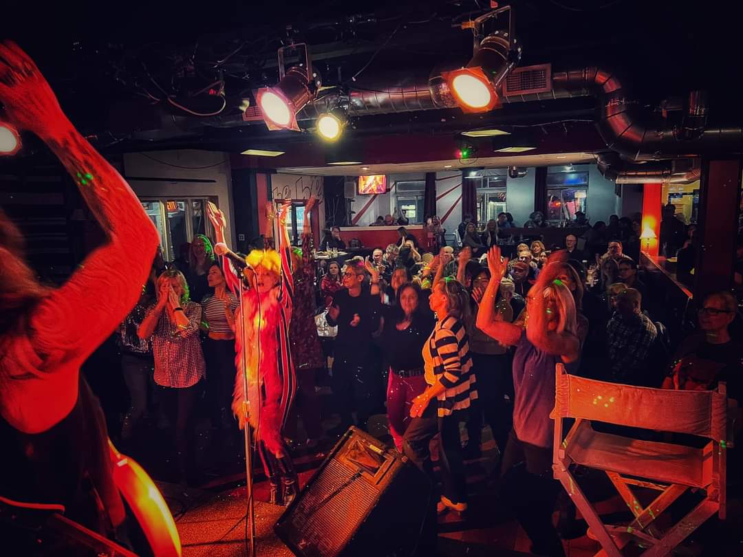 Had a blast with <a href="/thebowielives/">The Bowie Lives 👨‍🎤</a> sold out show Saturday night at The Duke in <a href="/cityoftoronto/">City of Toronto 🇨🇦</a> we're Midland this Friday!
Onstage gear <a href="/WarwickFramus/">Framus & Warwick</a> <a href="/GallienKrueger/">Gallien-Krueger</a> <a href="/ElixirStrings/">ELIXIR Strings</a> <a href="/shure/">Shure</a> <a href="/Sennheiser/">Sennheiser</a> <a href="/PlayHohner/">Hohner Music</a>
#thebowielives #livemusic #bassplayer