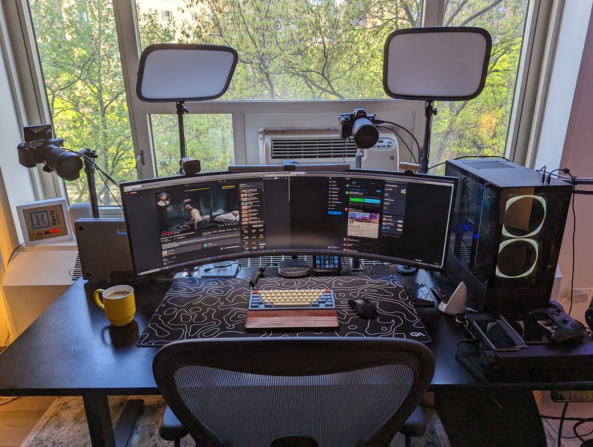 i don't have a good personality but i have a good desk setup