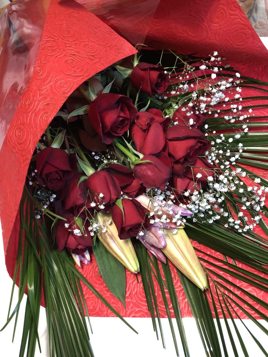 kurashiyasuku's tweet photo. 当選祝いに、素敵な💐花束を頂きました。ゴージャス！！ https://t.co/sULG7lwyYs