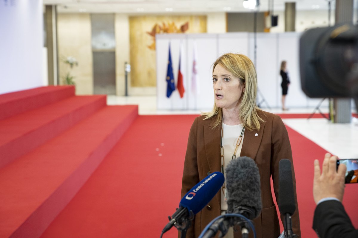 Europarl_CZ's tweet photo. 📍 Praha, @ep_president Roberta Metsolová dorazila na Konferenci předsedů parlamentů EU. 

„Evropský parlament byl první evropskou institucí, která pro Ukrajinu požadovala kandidátský status. Od té doby pomáháme Ukrajině na každém kroku, vojensky či logisticky,“ uvedla. /1 https://t.co/S4PWv0Fw47