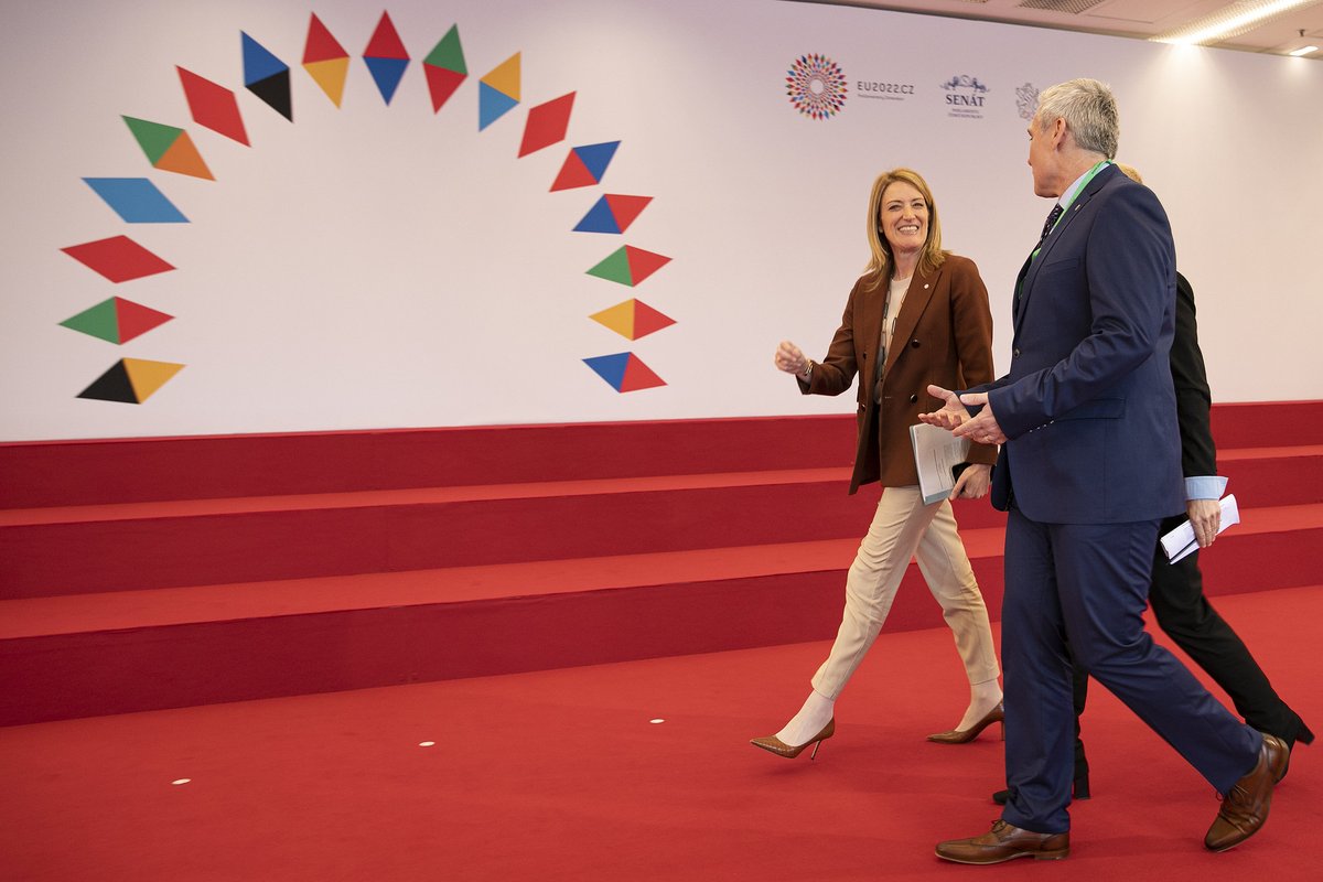 Europarl_CZ's tweet photo. 📍 Praha, @ep_president Roberta Metsolová dorazila na Konferenci předsedů parlamentů EU. 

„Evropský parlament byl první evropskou institucí, která pro Ukrajinu požadovala kandidátský status. Od té doby pomáháme Ukrajině na každém kroku, vojensky či logisticky,“ uvedla. /1 https://t.co/S4PWv0Fw47