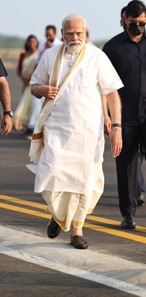 dpradhanbjp's tweet photo. भारतीय संस्कृति के संवाहक। 

PM @narendramodi ji assimilates in the colours and culture of God’s own country.

#KeralaWelcomesModi https://t.co/44E778us19