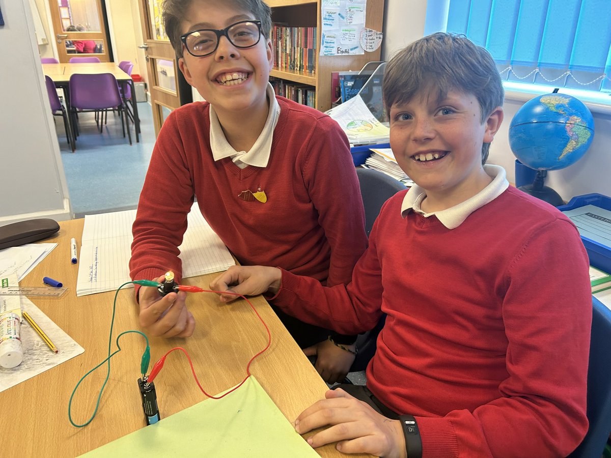 Barfordstpeters's tweet photo. Y6 testing batteries with different volts in our circuits to see what the impact is, will our predictions be correct? Will the bulbs shine brighter? Will the motors move faster? #BSPScience https://t.co/P66KWlWYK0
