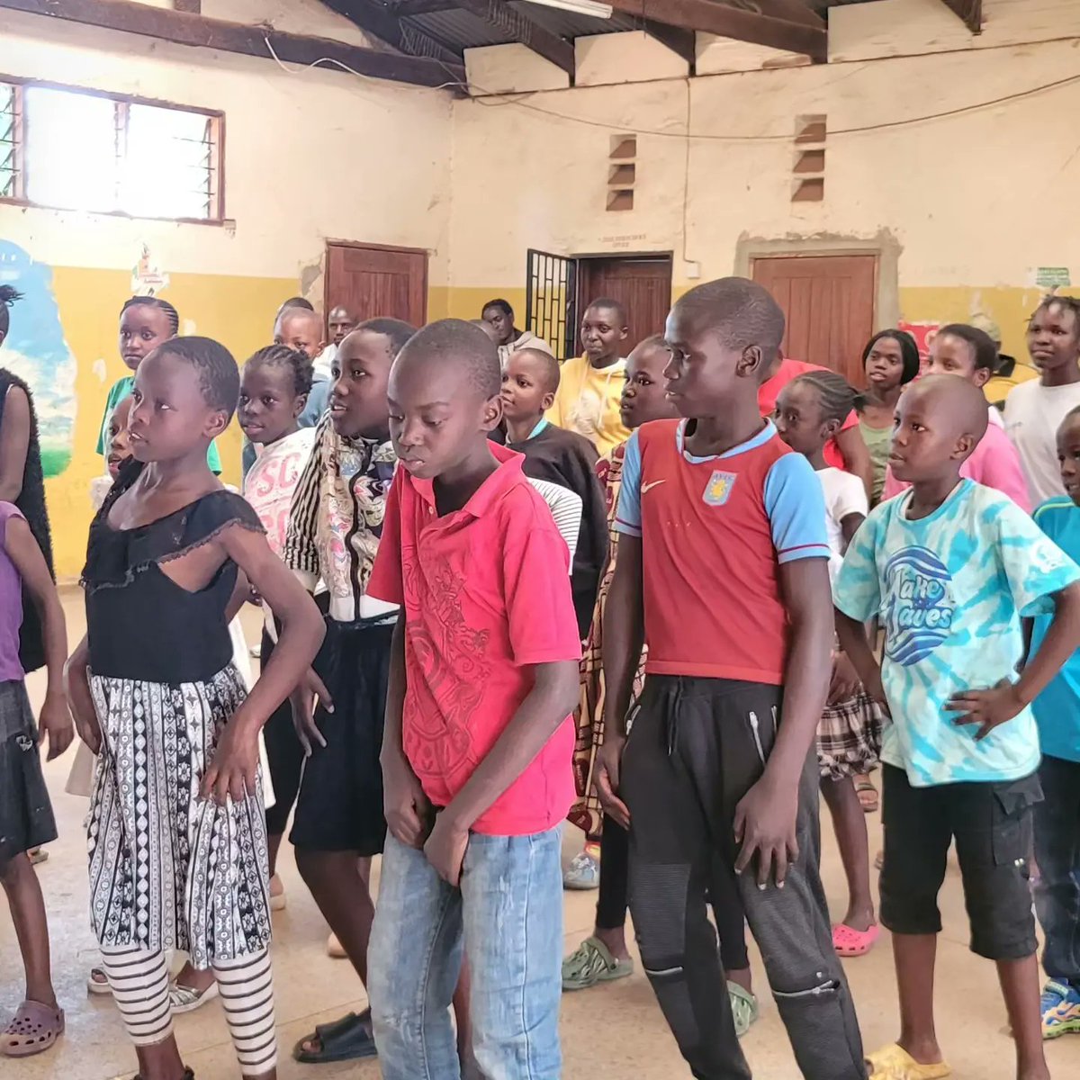 AOnefineday's tweet photo. #holidayprogram ongoing #ArtsIsFun  keeping the children busy during this holiday session . #africandance  #music #drama# #acrobatics rehersals for an upcoming performance.  #aofdartscentre Cc @Annos_Africa @onefinedayev @annos_arts  #KAGschoolKibera #BrainstormSchool https://t.co/tg17jC2UnU