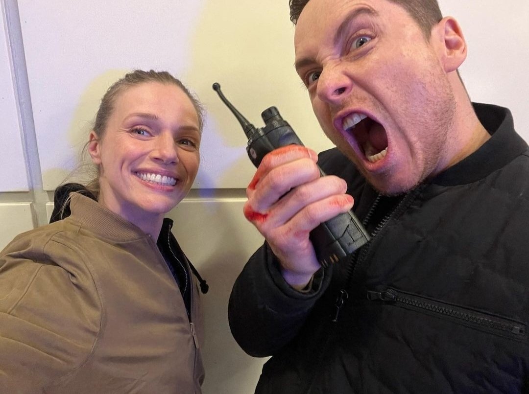 SarahHe39309165's tweet photo. Love Jesse's & Tracy's selfies, god i miss these two #jesseleesoffer #tracyspiridakos #trase https://t.co/KP8VpVEFcp