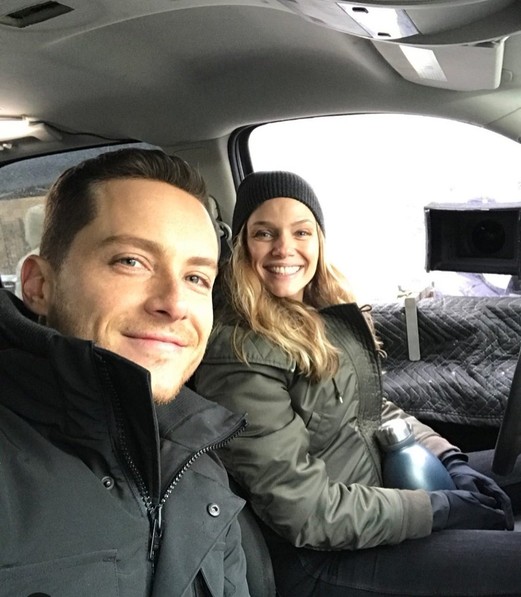 SarahHe39309165's tweet photo. Love Jesse's & Tracy's selfies, god i miss these two #jesseleesoffer #tracyspiridakos #trase https://t.co/KP8VpVEFcp