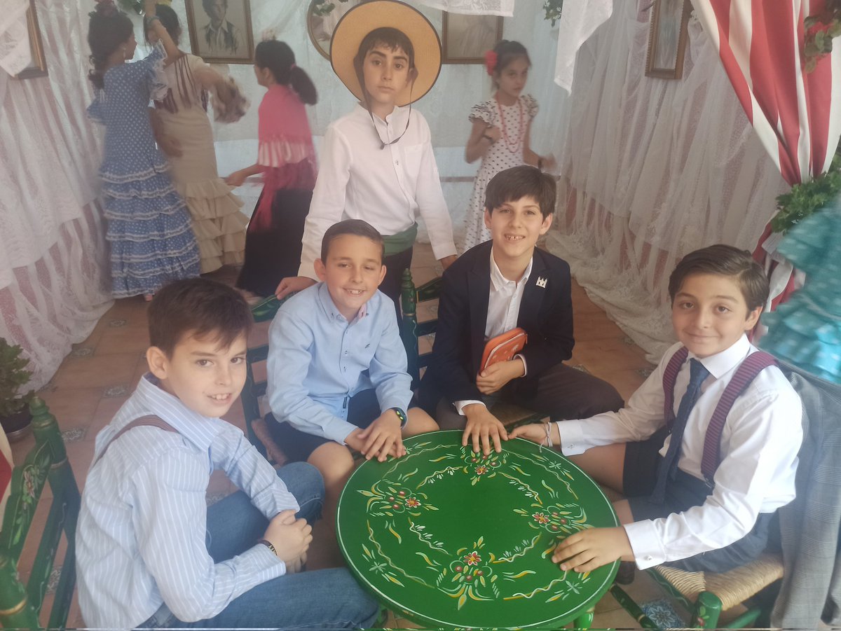 MissYoliPrimary's tweet photo. Nuestro caseta de feria la mejor!!!!! Los alumnos y alumnas han pasado un ratito muy agradable derrochando mucho arte en la caseta de feria del @ColegiolaLuna Los profes también!!!!  Olé y olé 👏👏👏💃💃 https://t.co/YJNqhCs0Qc