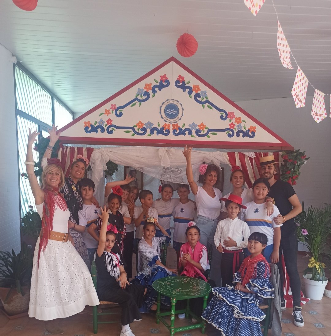 MissYoliPrimary's tweet photo. Nuestro caseta de feria la mejor!!!!! Los alumnos y alumnas han pasado un ratito muy agradable derrochando mucho arte en la caseta de feria del @ColegiolaLuna Los profes también!!!!  Olé y olé 👏👏👏💃💃 https://t.co/YJNqhCs0Qc