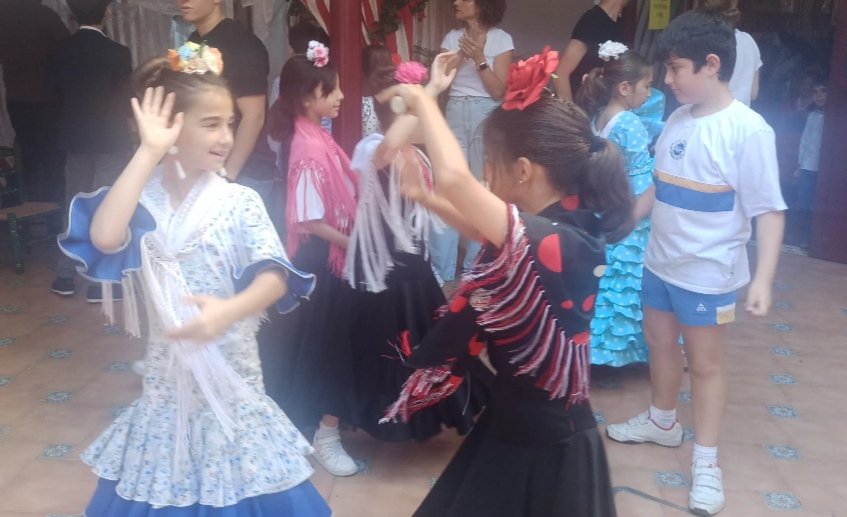 MissYoliPrimary's tweet photo. Nuestro caseta de feria la mejor!!!!! Los alumnos y alumnas han pasado un ratito muy agradable derrochando mucho arte en la caseta de feria del @ColegiolaLuna Los profes también!!!!  Olé y olé 👏👏👏💃💃 https://t.co/YJNqhCs0Qc