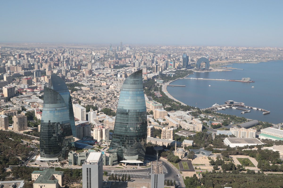 F1's tweet image. Back to Baku 😎🌊

#AzerbaijanGP #F1