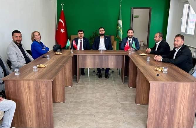 AkKiliss's tweet photo. İl Başkanımız M.Metin Karakuş, İl Kadın Kolları Başkanımız Gönül Öztin, İl Gençlik Kolları Başkanımız Musa Kara Ak Parti Kilis Milletvekili Adayımız Uzm.Dr. Fazıl Arısoy ve Teşkilat Üyelerimiz ile HÜDA PAR Kilis İl Başkanı Ali Kiriş’i ve yönetimini ziyaret ettiler. https://t.co/QIJGoaegsM