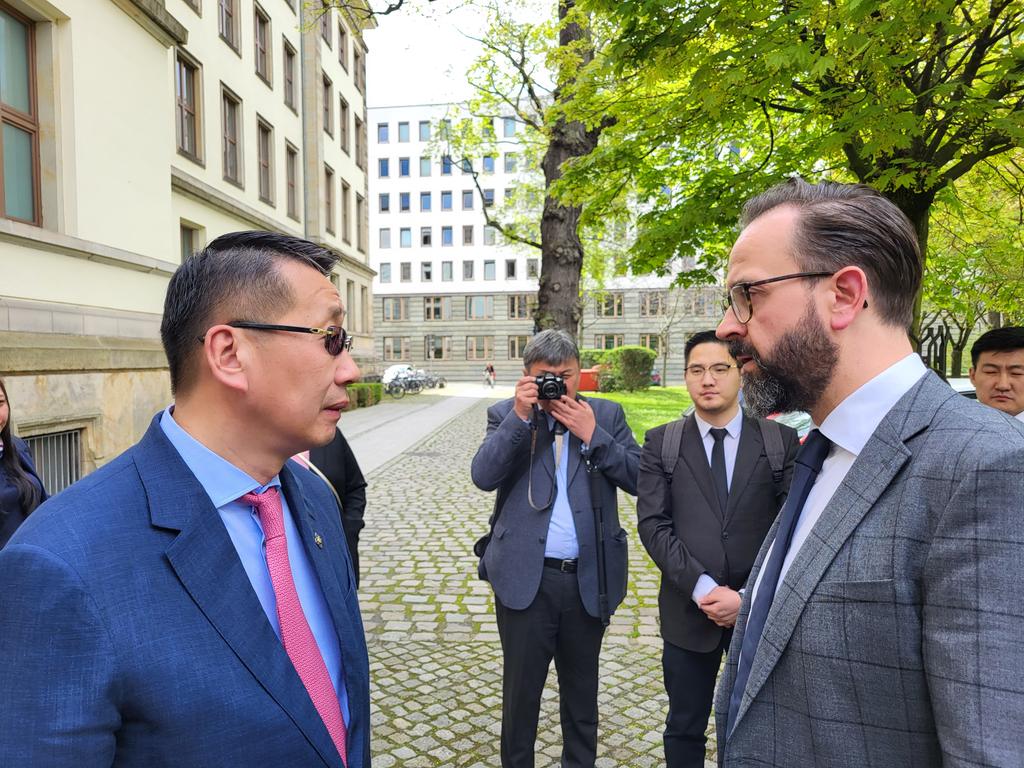 Der Minister für Bildung und Wissenschaft der Mongolei L.Enkh-Amgalan bei seinem Amtskollegen des Freistaates Sachsen S.Gemkow. Dresden, 24.04.2023