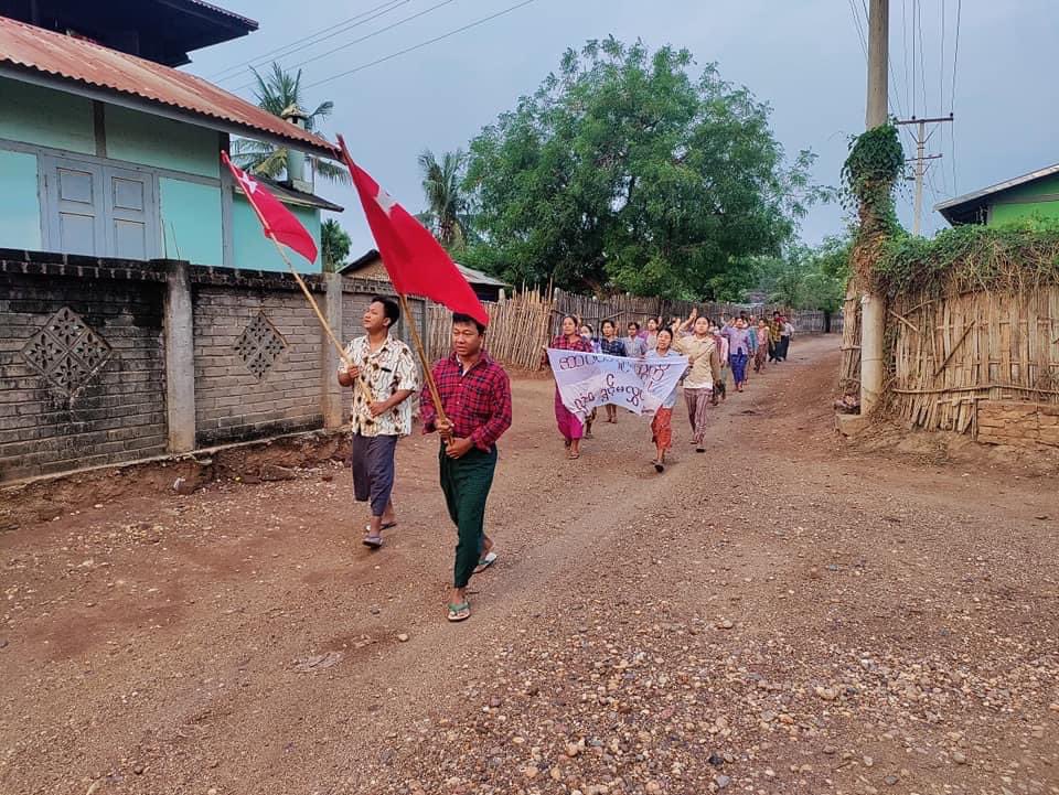 BunnyAliceei's tweet photo. Pro-democracy residents from northern part of #Yinmarbin Twp, #Sagaing Region, staged a morning protest to demolish the #MilitaryDictatorship on Apr24.  #AcceptNUGRejectMilitary #2023Apr24Coup #WhatsHappeningInMyanmar https://t.co/9233aLLnf0