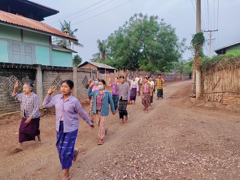 BunnyAliceei's tweet photo. Pro-democracy residents from northern part of #Yinmarbin Twp, #Sagaing Region, staged a morning protest to demolish the #MilitaryDictatorship on Apr24.  #AcceptNUGRejectMilitary #2023Apr24Coup #WhatsHappeningInMyanmar https://t.co/9233aLLnf0