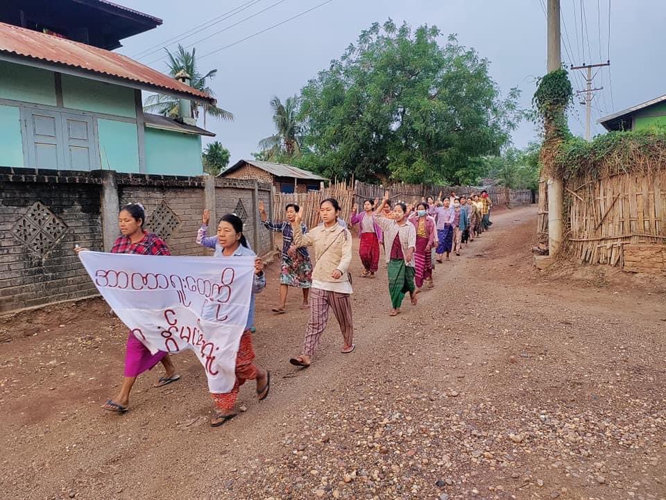 BunnyAliceei's tweet photo. Pro-democracy residents from northern part of #Yinmarbin Twp, #Sagaing Region, staged a morning protest to demolish the #MilitaryDictatorship on Apr24.  #AcceptNUGRejectMilitary #2023Apr24Coup #WhatsHappeningInMyanmar https://t.co/9233aLLnf0
