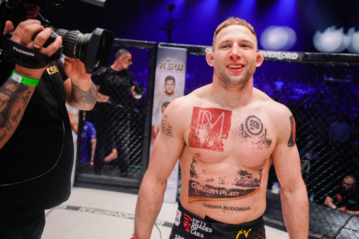 KSW_MMA's tweet photo. 4⃣ fighters remained undefeated!
🇵🇱 Adrian Bartosiński 1⃣3⃣-0⃣
🇵🇱 Adrianna Kreft 5⃣-0⃣
🇵🇱 Kamil Gawryjołek 4⃣-0⃣
🇨🇿 Josef Štummer 3⃣-0⃣
XTB #KSW81 https://t.co/UKfNQhfhBe