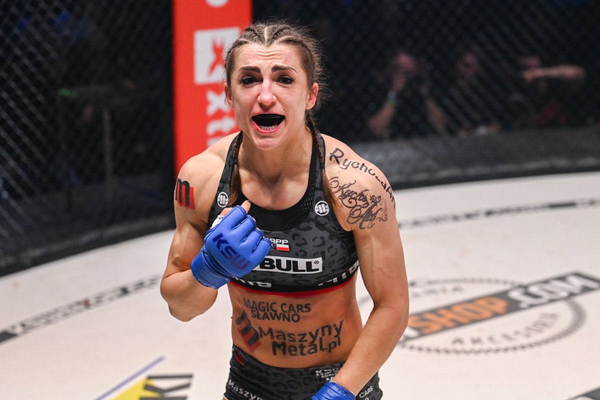 KSW_MMA's tweet photo. 4⃣ fighters remained undefeated!
🇵🇱 Adrian Bartosiński 1⃣3⃣-0⃣
🇵🇱 Adrianna Kreft 5⃣-0⃣
🇵🇱 Kamil Gawryjołek 4⃣-0⃣
🇨🇿 Josef Štummer 3⃣-0⃣
XTB #KSW81 https://t.co/UKfNQhfhBe