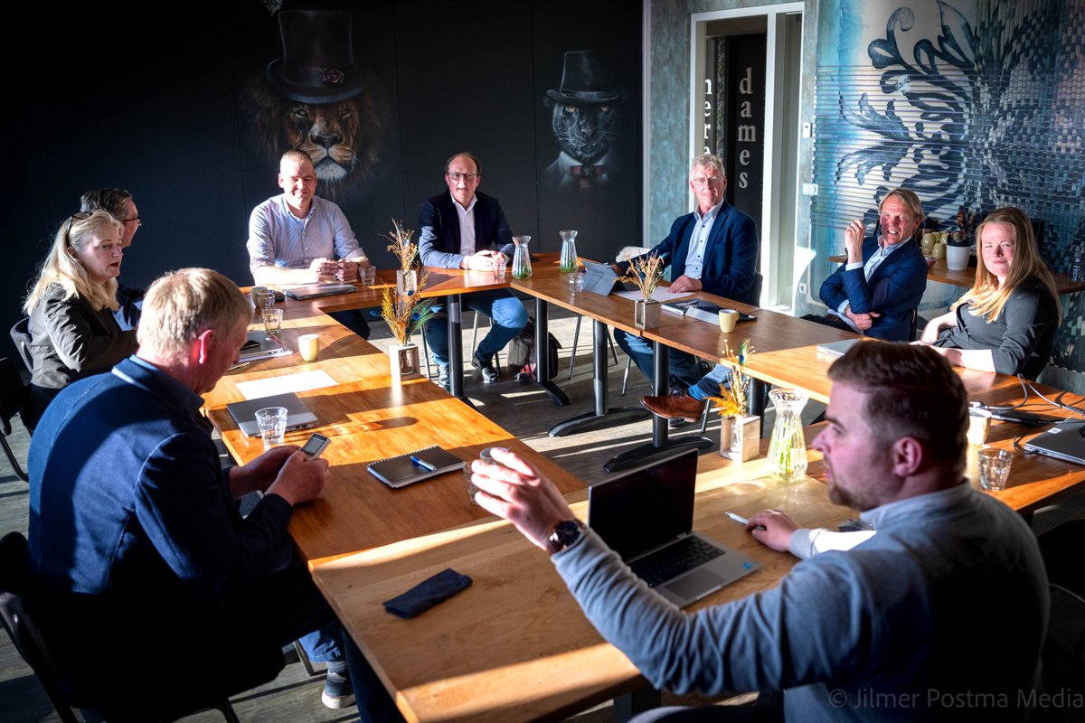 In Paviljoen de Leyen bij Rottevalle onderhandelen de partijen BBB, CDA, PvdA en CU onder leiding van Oebele Brouwer. Over een coalitieakkoord ( op hoofdlijnen ) voor de provinciale staten van Fryslân.