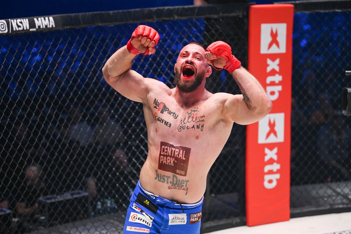 KSW_MMA's tweet photo. 4⃣ fighters remained undefeated!
🇵🇱 Adrian Bartosiński 1⃣3⃣-0⃣
🇵🇱 Adrianna Kreft 5⃣-0⃣
🇵🇱 Kamil Gawryjołek 4⃣-0⃣
🇨🇿 Josef Štummer 3⃣-0⃣
XTB #KSW81 https://t.co/UKfNQhfhBe