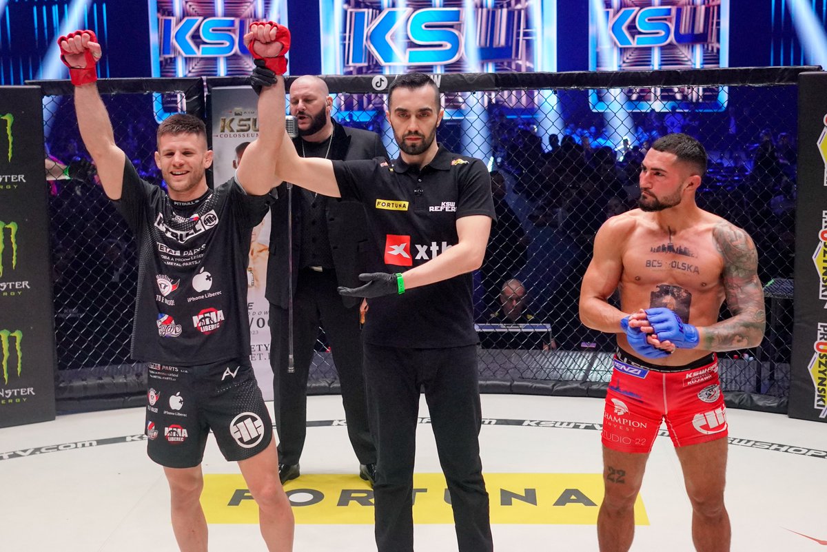 KSW_MMA's tweet photo. 4⃣ fighters remained undefeated!
🇵🇱 Adrian Bartosiński 1⃣3⃣-0⃣
🇵🇱 Adrianna Kreft 5⃣-0⃣
🇵🇱 Kamil Gawryjołek 4⃣-0⃣
🇨🇿 Josef Štummer 3⃣-0⃣
XTB #KSW81 https://t.co/UKfNQhfhBe