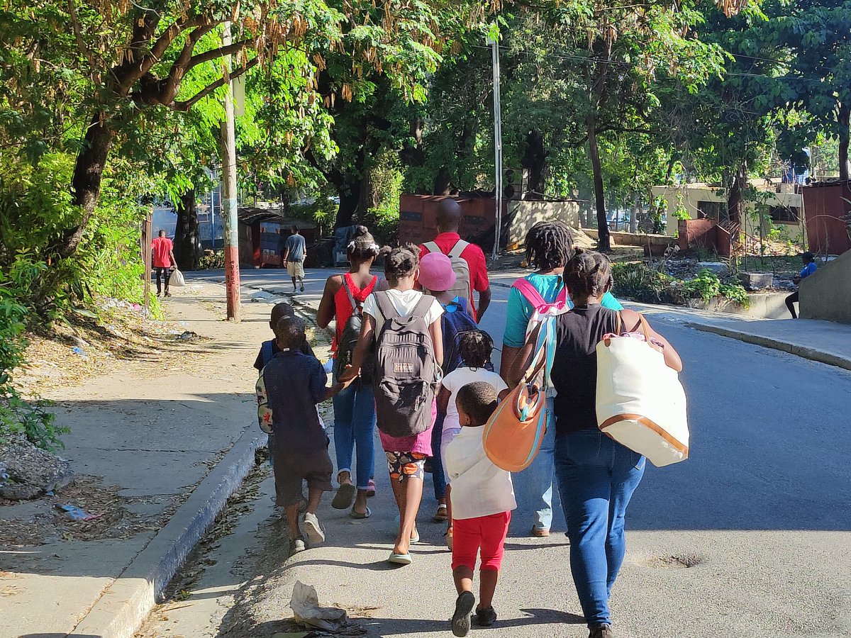 _Jetry_'s tweet photo. A family escaping  the now gang-controlled "Cité Gabriel" via Turgeau. Shootings are still going on up in Port-au-Prince's hills. https://t.co/9JJ52IAV5Y