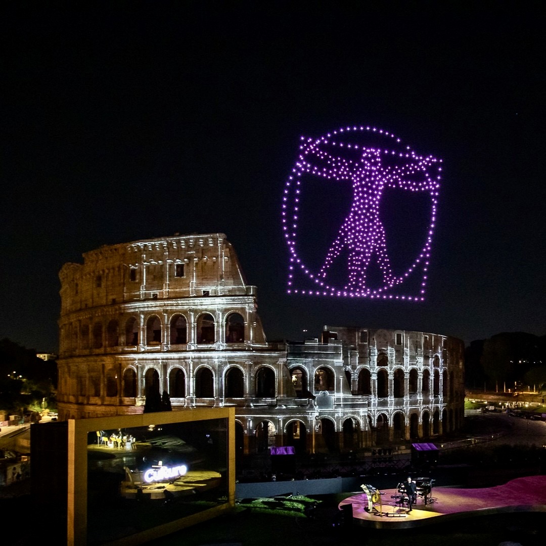 Roma's tweet photo. Nel 2776° anno della fondazione di #Roma il Colosseo protagonista di un viaggio nei valori che parla di Persone e Territori.

Il 21 aprile, il Comitato @Expo2030Roma in occasione della visita del Bie, ha organizzato Humanlands-Eternal Evolution, serata di musica e giochi di luci. https://t.co/4sC1RgCTOs