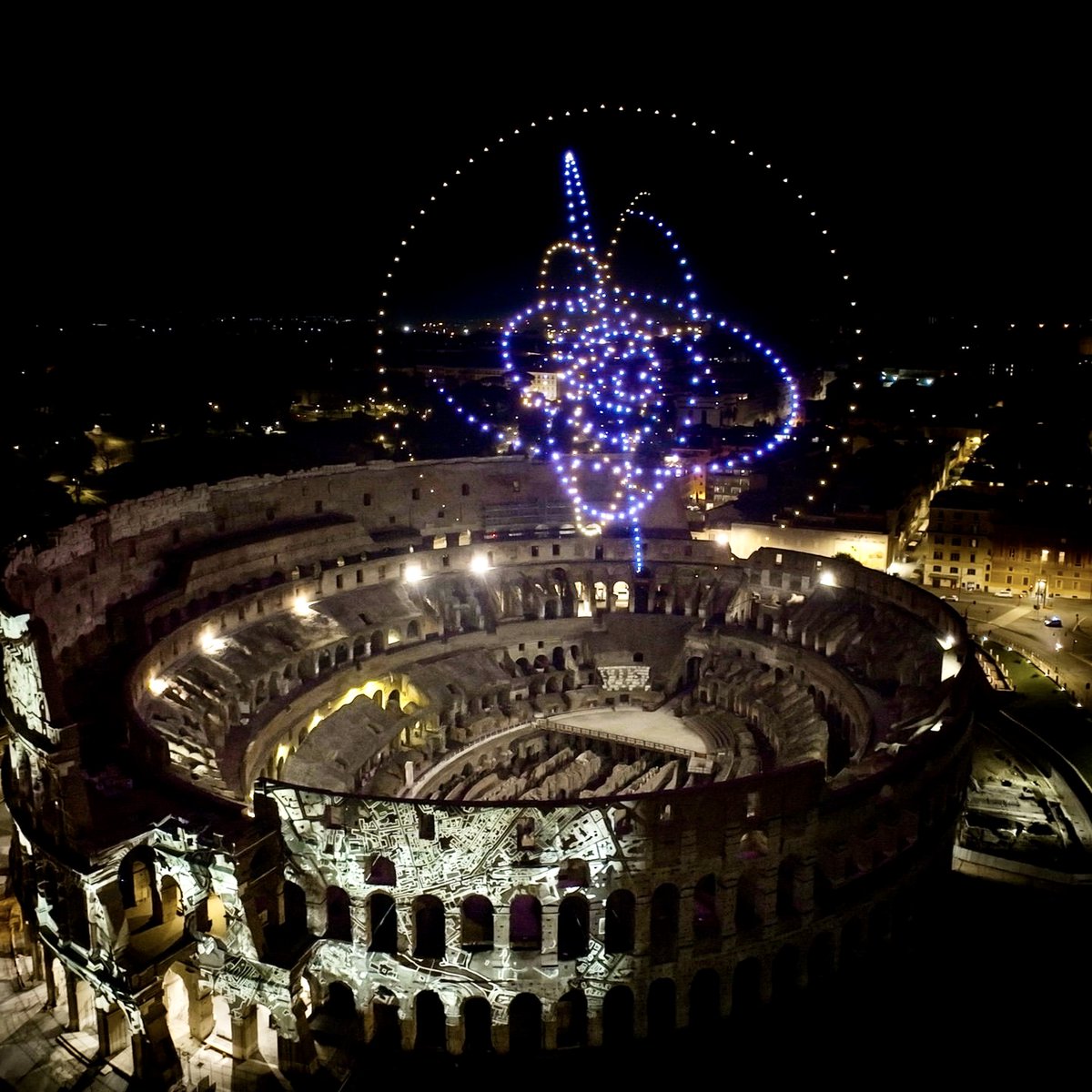 Roma's tweet photo. Nel 2776° anno della fondazione di #Roma il Colosseo protagonista di un viaggio nei valori che parla di Persone e Territori.

Il 21 aprile, il Comitato @Expo2030Roma in occasione della visita del Bie, ha organizzato Humanlands-Eternal Evolution, serata di musica e giochi di luci. https://t.co/4sC1RgCTOs