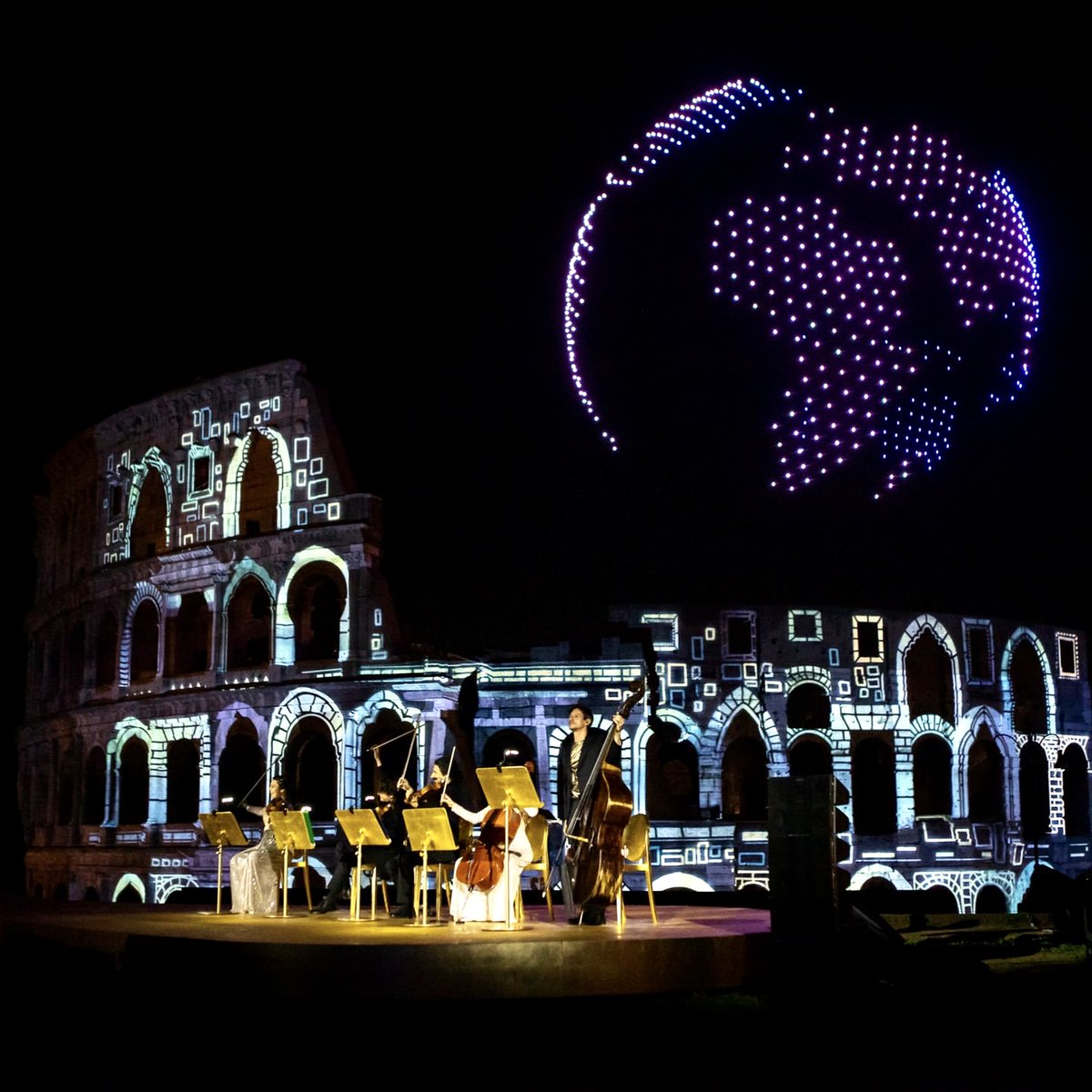 Roma's tweet photo. Nel 2776° anno della fondazione di #Roma il Colosseo protagonista di un viaggio nei valori che parla di Persone e Territori.

Il 21 aprile, il Comitato @Expo2030Roma in occasione della visita del Bie, ha organizzato Humanlands-Eternal Evolution, serata di musica e giochi di luci. https://t.co/4sC1RgCTOs