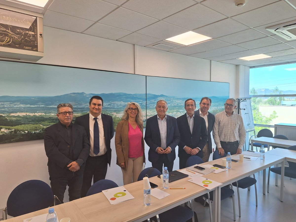 AntoniPovedaSJD's tweet photo. Reunió amb @PIMEC per conèixer les seves propostes econòmiques i presentar-los les nostres per a les properes eleccions locals. 

El #BaixLlobregat és una comarca que genera prosperitat i que ha d'enfortir les aliances entre el sector públic i el privat per seguir progressant. https://t.co/bJOcwk1q0r
