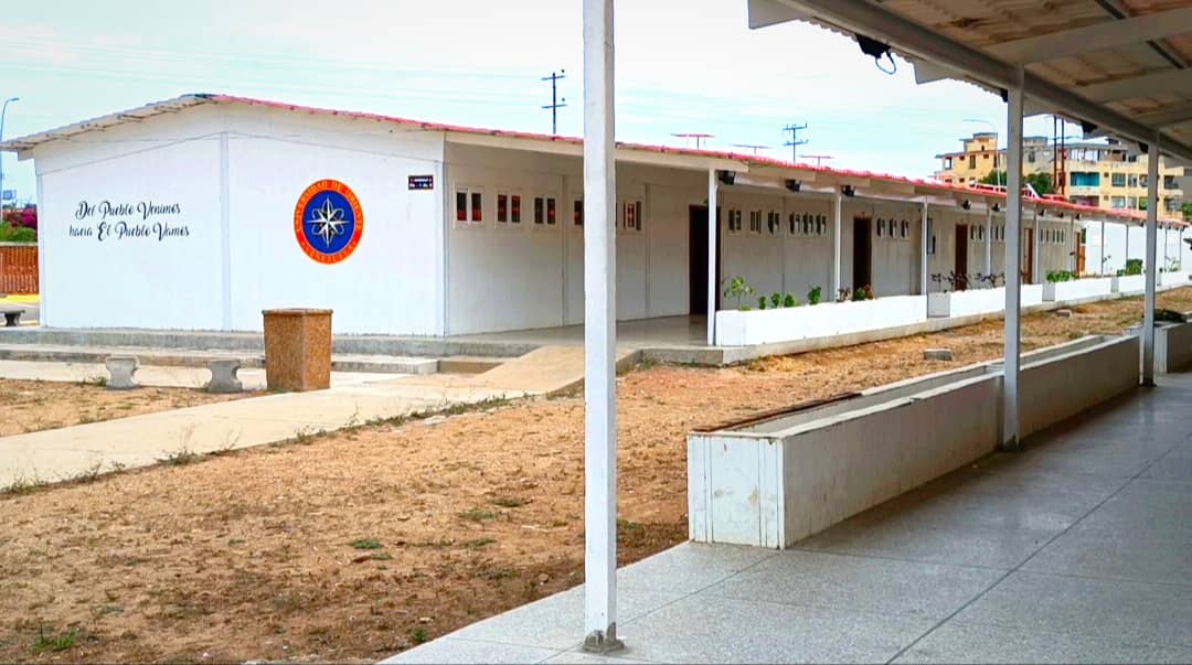 evaluacionyseg's tweet photo. #24Abr #Sucre || Gestión imparable del gobierno regional liderado por el Almirante @GPintoVzla / Próximamente por culminar 20 Petro Aulas en la UDO CUMANÁ para beneficiar a 800 estudiantes de dicha universidad #SucreGestiónImparable
#ALBAEsNuestramerica @NicolasMaduro @fg3012cna https://t.co/H0Twaz1wC8