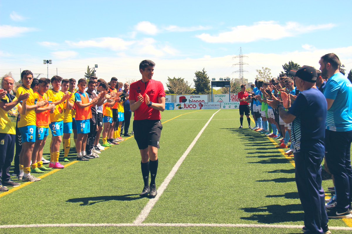 PavelFdez's tweet photo. Así fue la despedida de Guillermo Gómez Mur, que con 40 años se retiraba ayer del arbitraje en #TerceraRFEF. @cdbinefar y #CDRobres formaron un pasillo para despedirlo. ¡Grandes! https://t.co/wz8xaHIZ6B