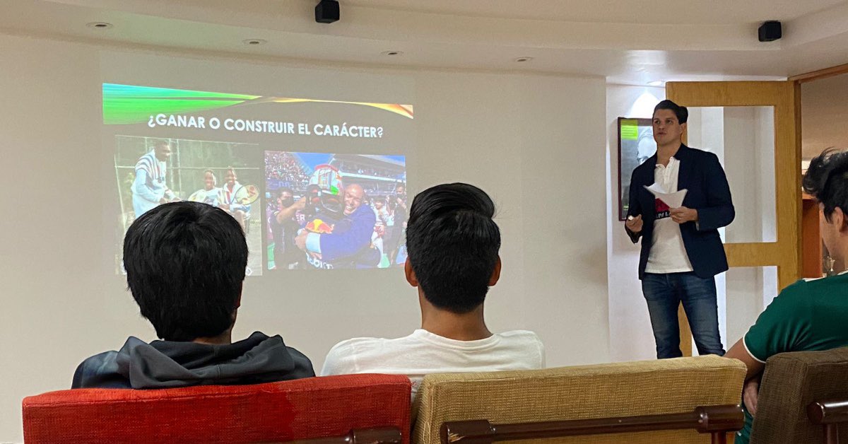 rsagaon's tweet photo. Un agradecimiento a la empresa Rētor por invitarme a impartir un taller de analogías del deporte con los alumnos de la @PreparatoriaUP https://t.co/sOHZXwCB7S